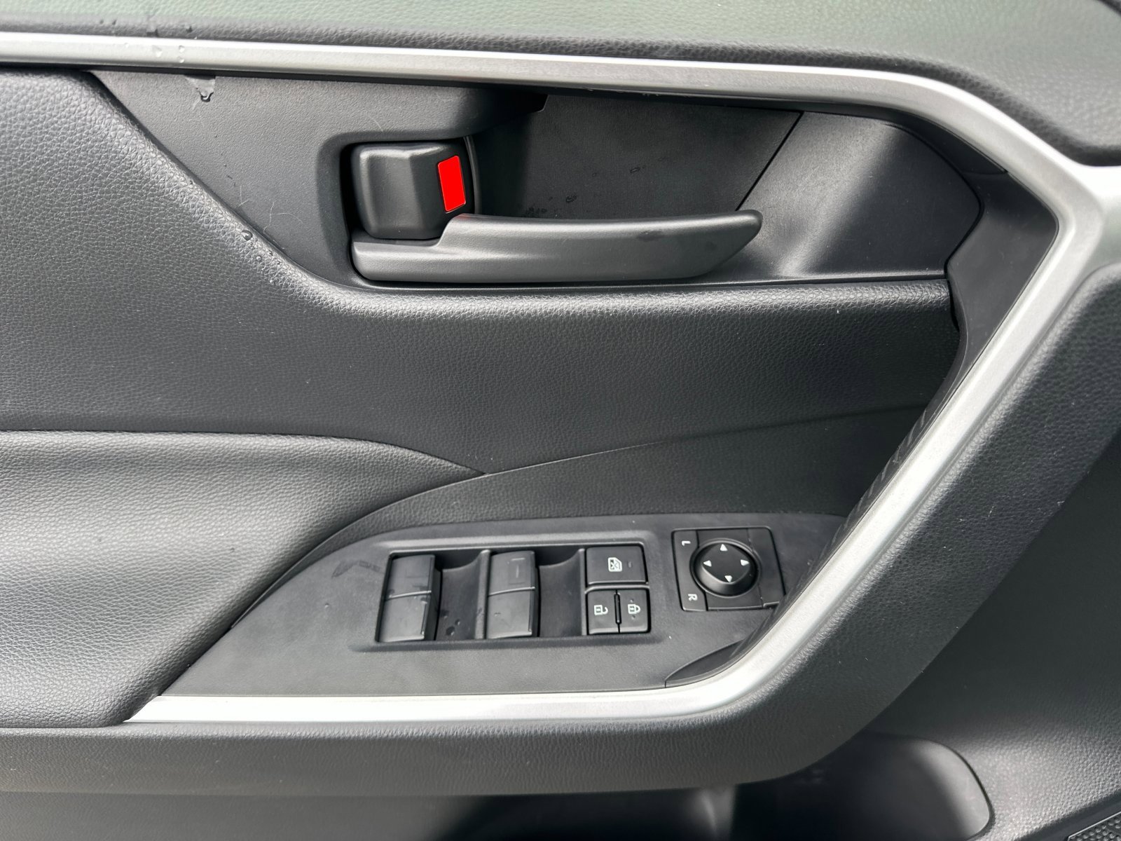 Used 2022 Toyota RAV4 LE image 11