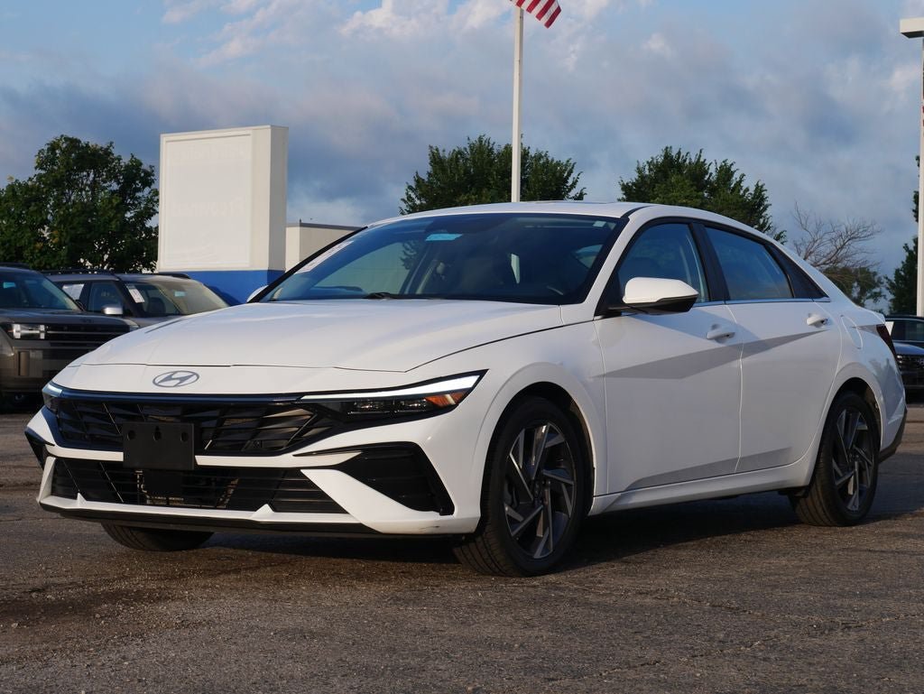 Used 2025 Hyundai Elantra Limited FWD image 6