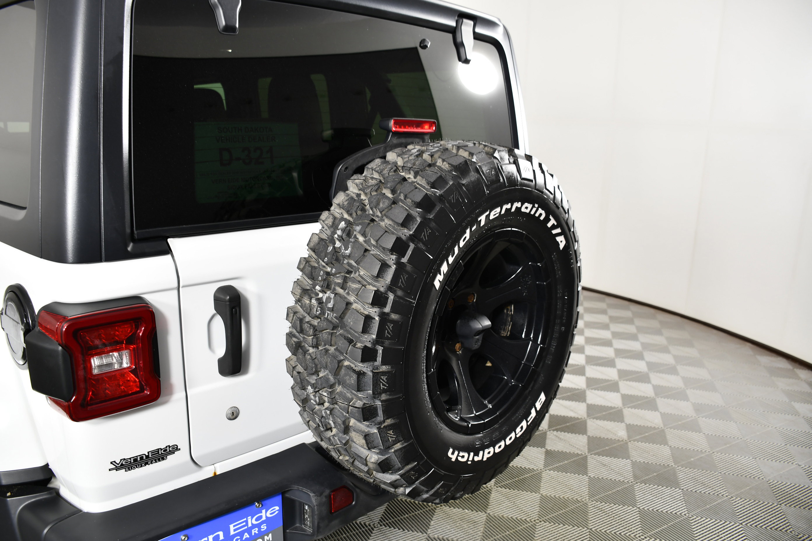 Used 2018 Jeep Wrangler Unlimited Sahara w/ Uconnect 4C Nav & Sound Group image 15