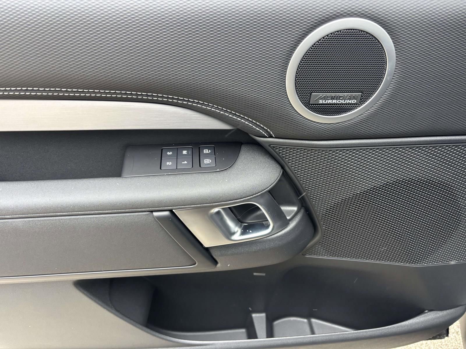 New 2026 Land Rover Discovery Limited Edition image 13