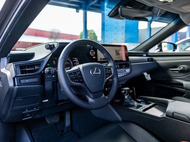Used 2025 Lexus ES 300h w/ Premium Package image 4