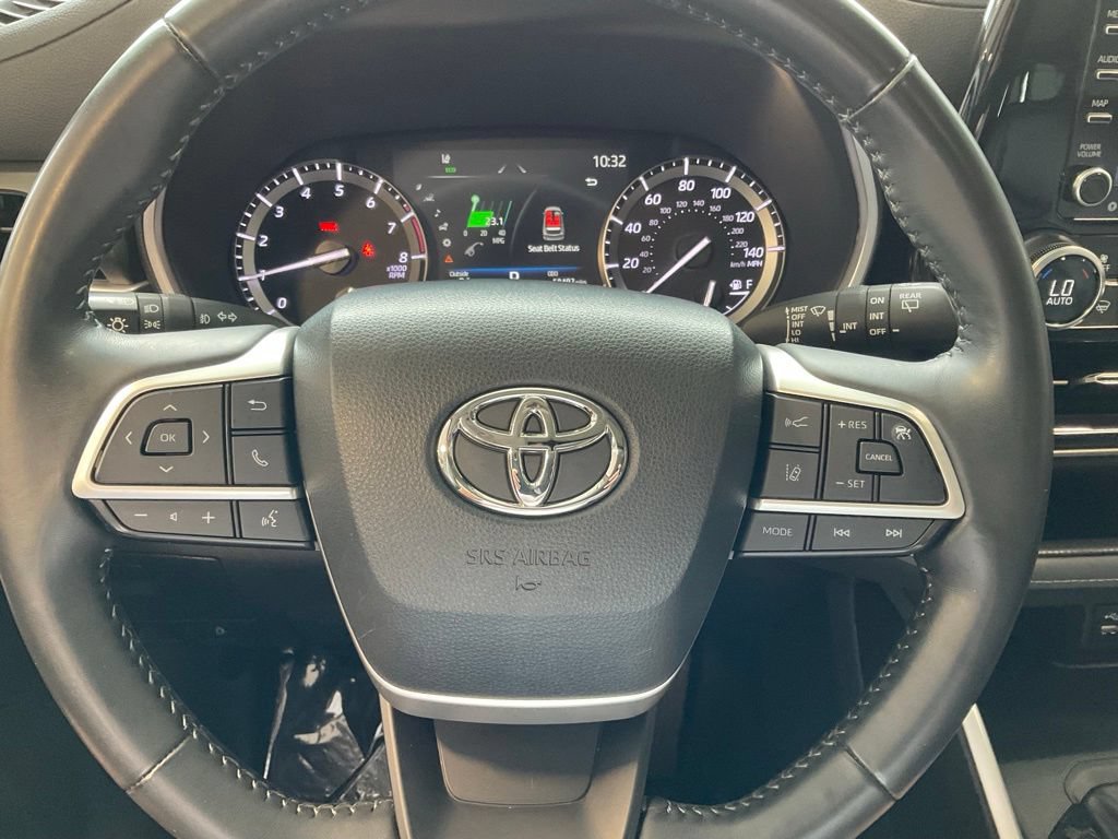 Used 2022 Toyota Highlander XLE AWD/4WD image 11