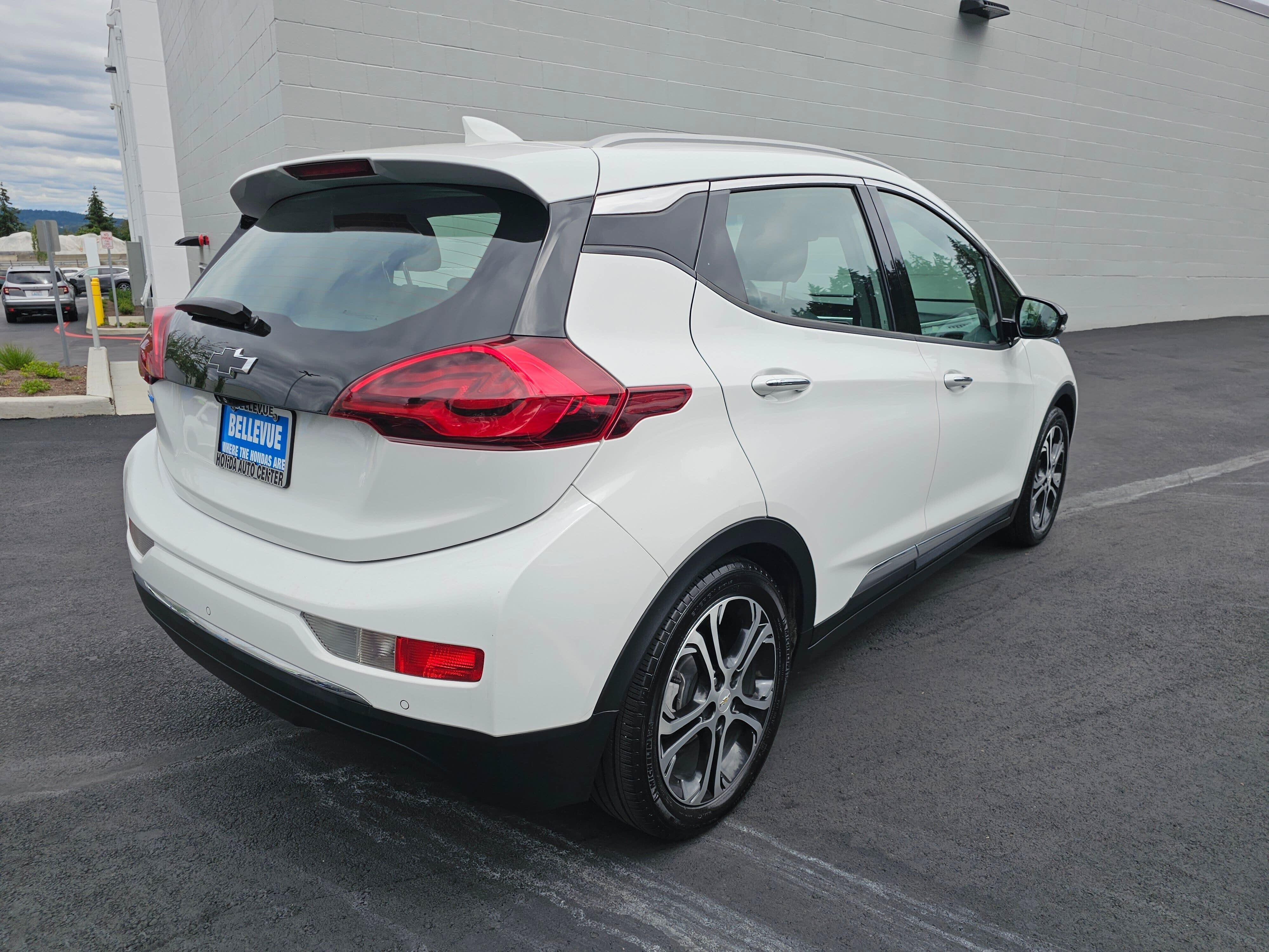 Used 2019 Chevrolet Bolt Premier w/ Infotainment Package FWD image 7