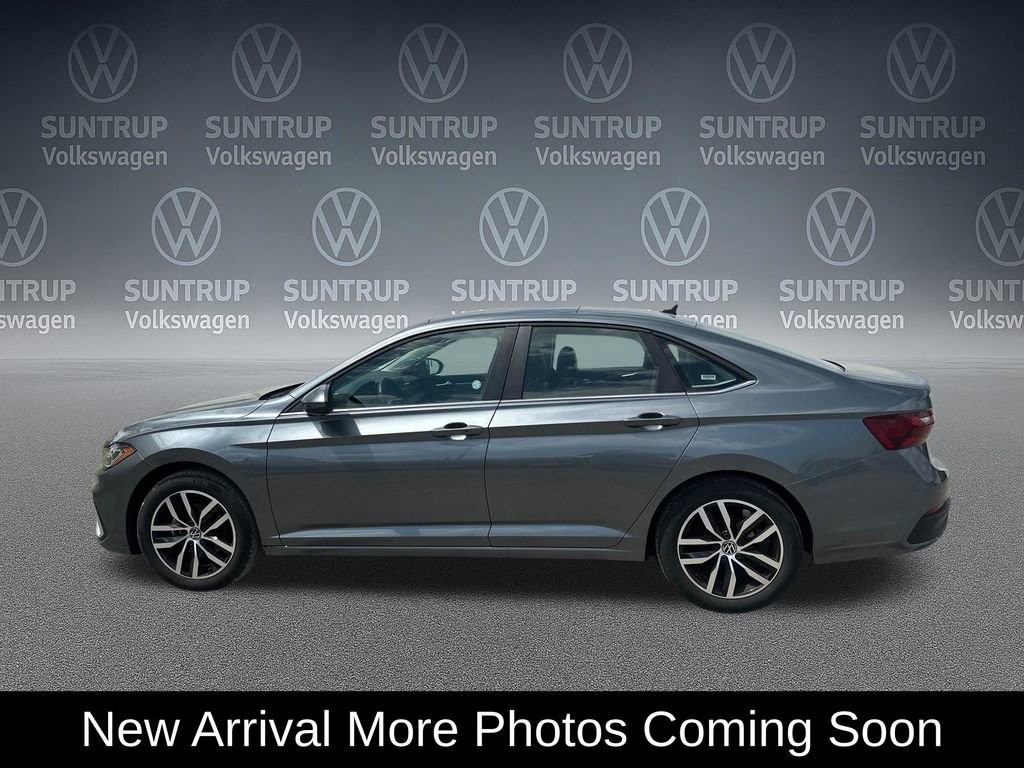 Used 2025 Volkswagen Jetta SE FWD image 2