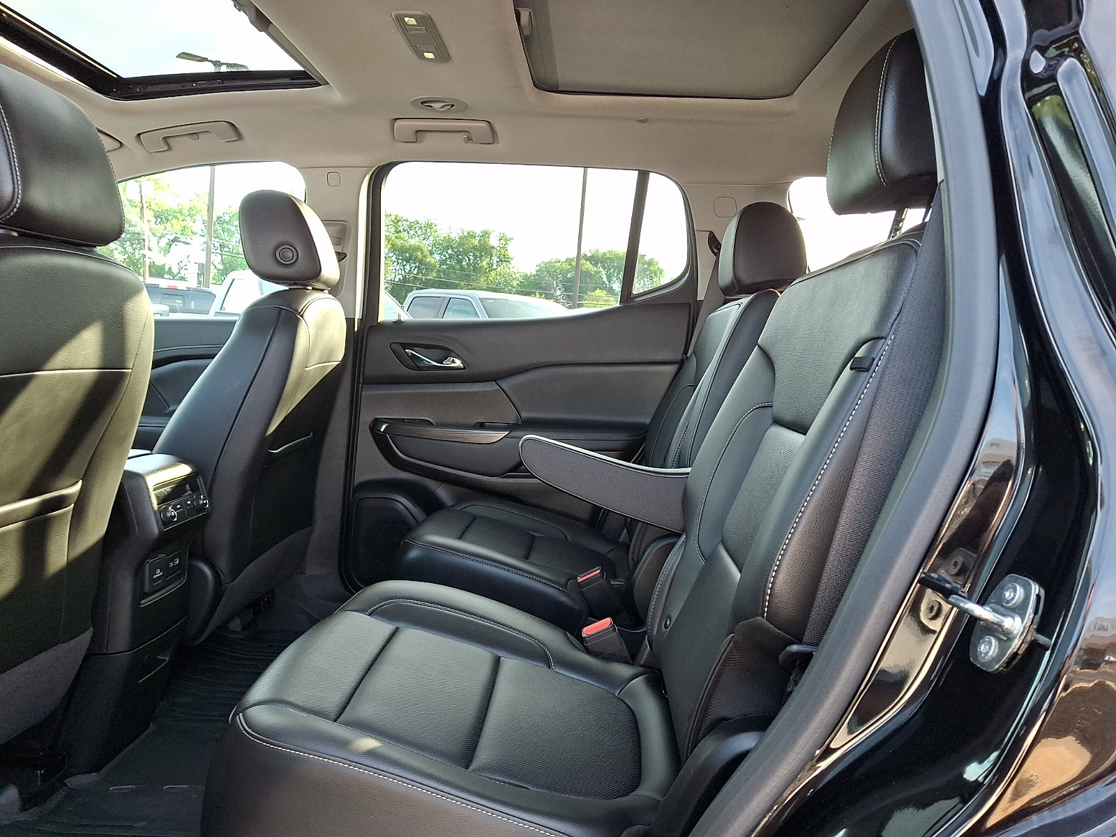 Used 2023 GMC Acadia SLT w/ LPO, Floor Liner Package FWD image 10