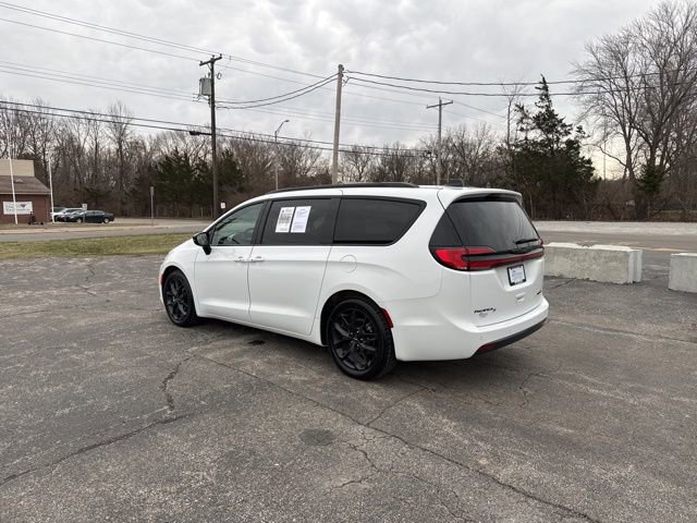 Used 2025 Chrysler Pacifica Limited FWD image 3