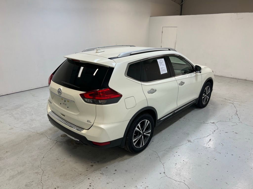 Used 2017 Nissan Rogue SL image 2