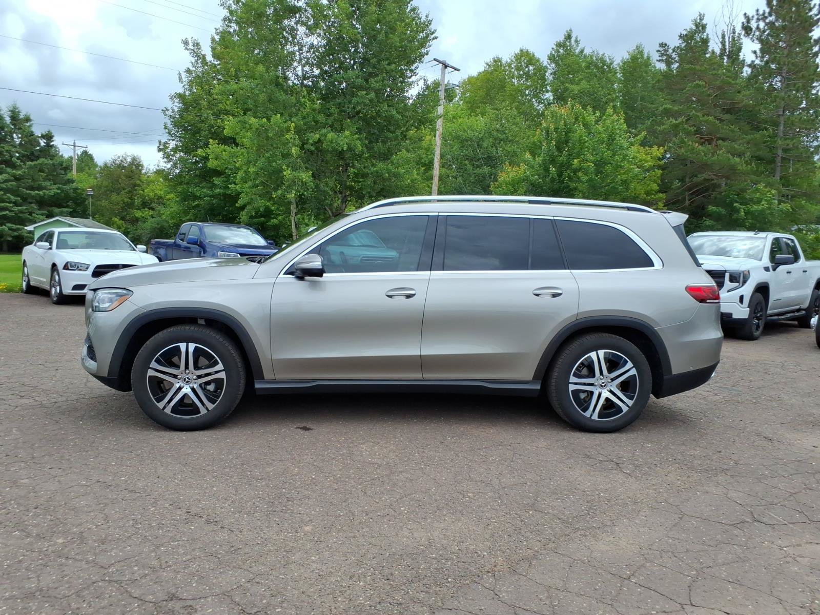 Used 2022 Mercedes-Benz GLS 450 4MATIC image 2