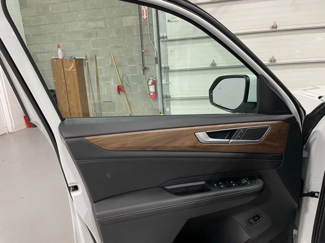 Used 2025 Volkswagen Atlas SE image 13