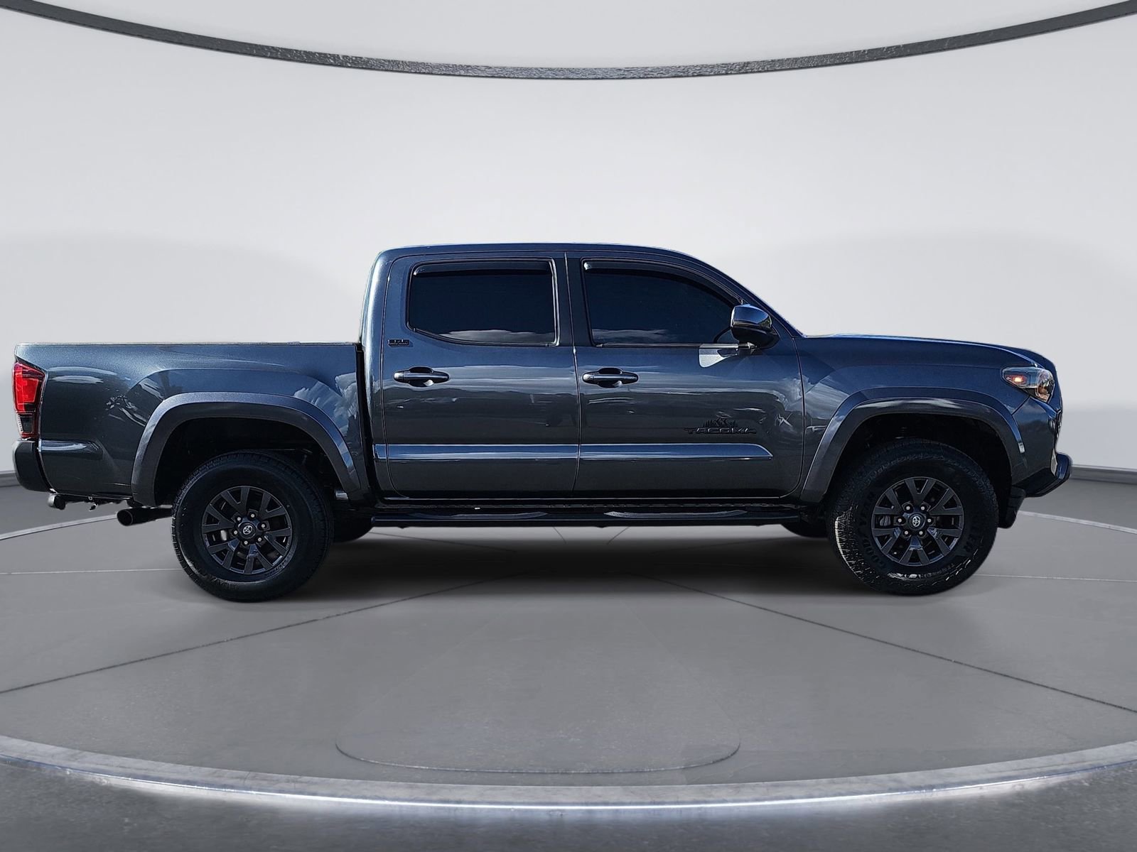 Used 2020 Toyota Tacoma SR5 RWD image 2