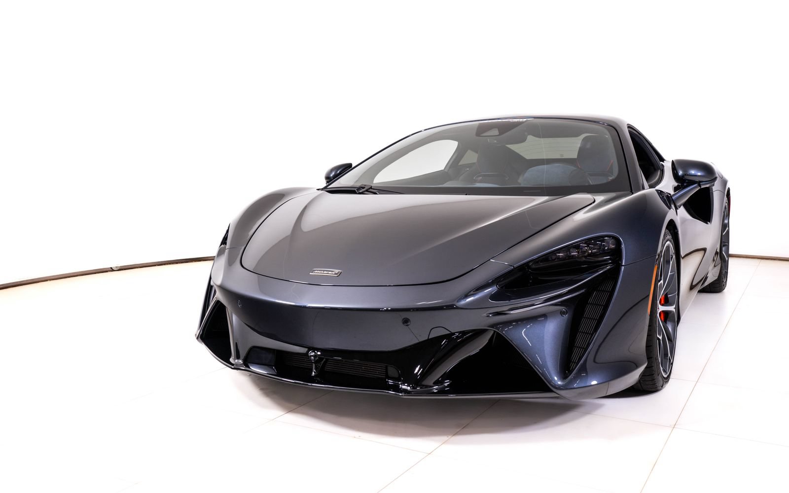 Used 2025 McLaren Artura RWD image 10
