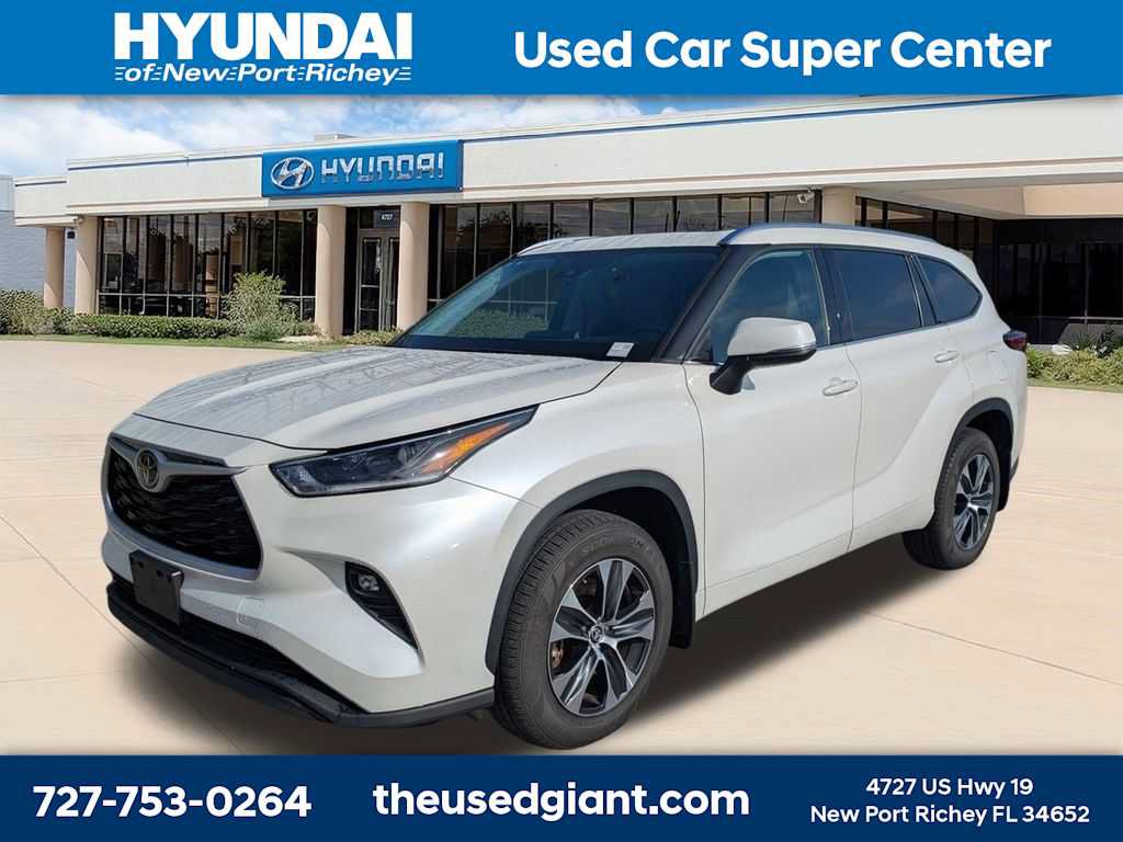 Used 2021 Toyota Highlander XLE AWD/4WD image 1