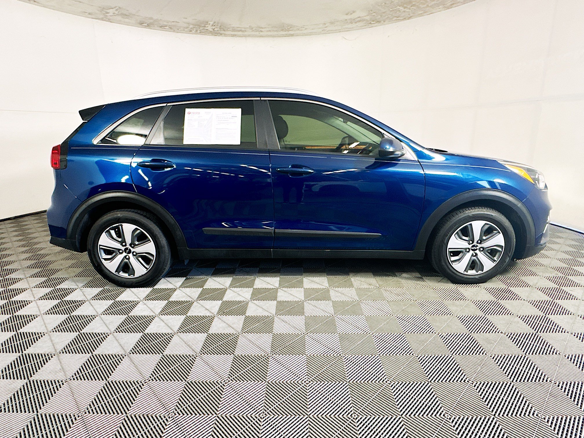 Used 2022 Kia Niro LX FWD image 2
