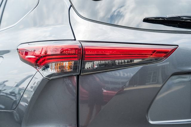 Used 2020 Toyota Highlander XLE AWD/4WD image 7