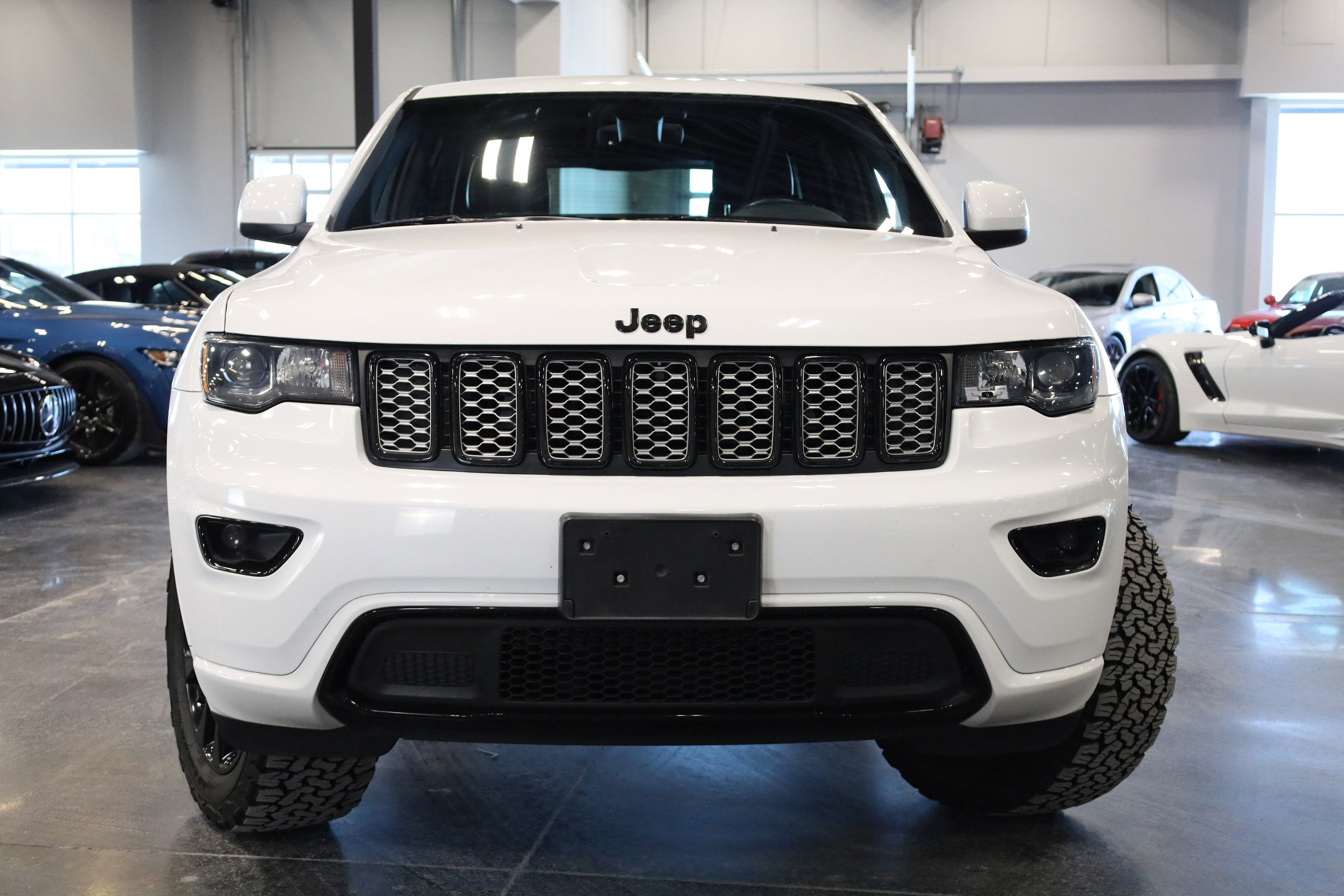 Used 2018 Jeep Grand Cherokee Altitude image 2