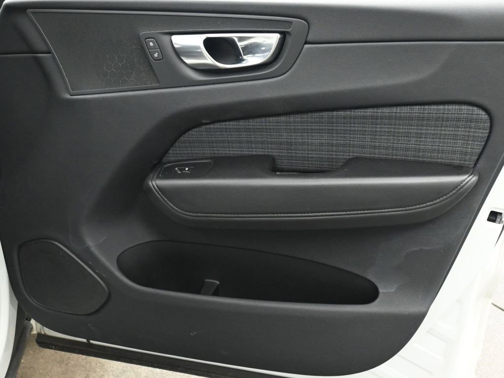 Used 2023 Volvo XC60 B5 Core image 20