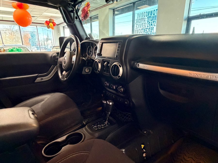 Used 2013 Jeep Wrangler Unlimited Rubicon w/ Connectivity Group image 27