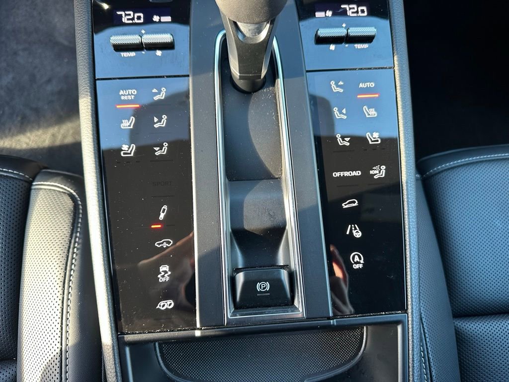 Certified 2025 Porsche Macan T image 25