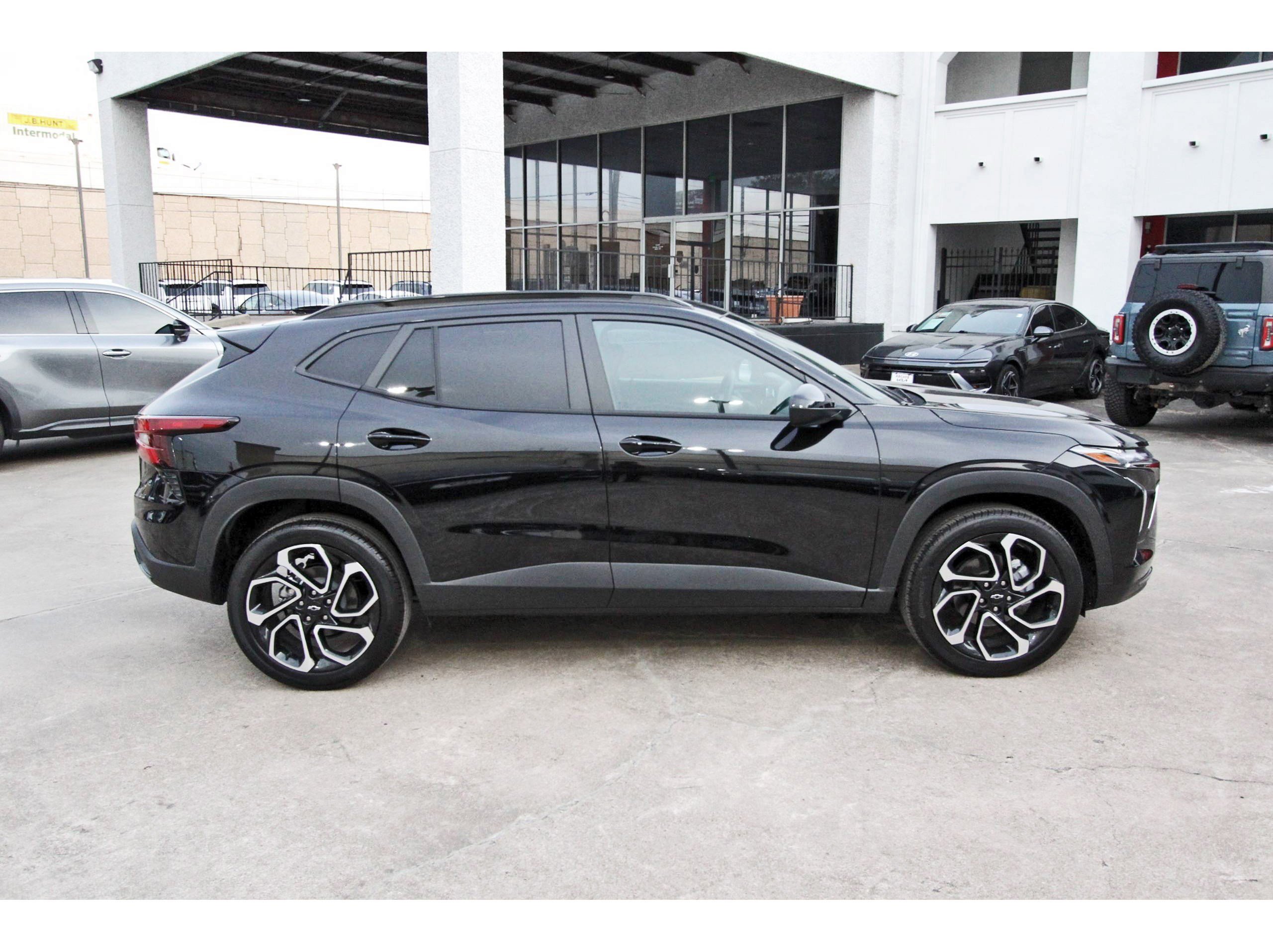 Used 2026 Chevrolet Trax RS w/ Sunroof Package FWD image 8