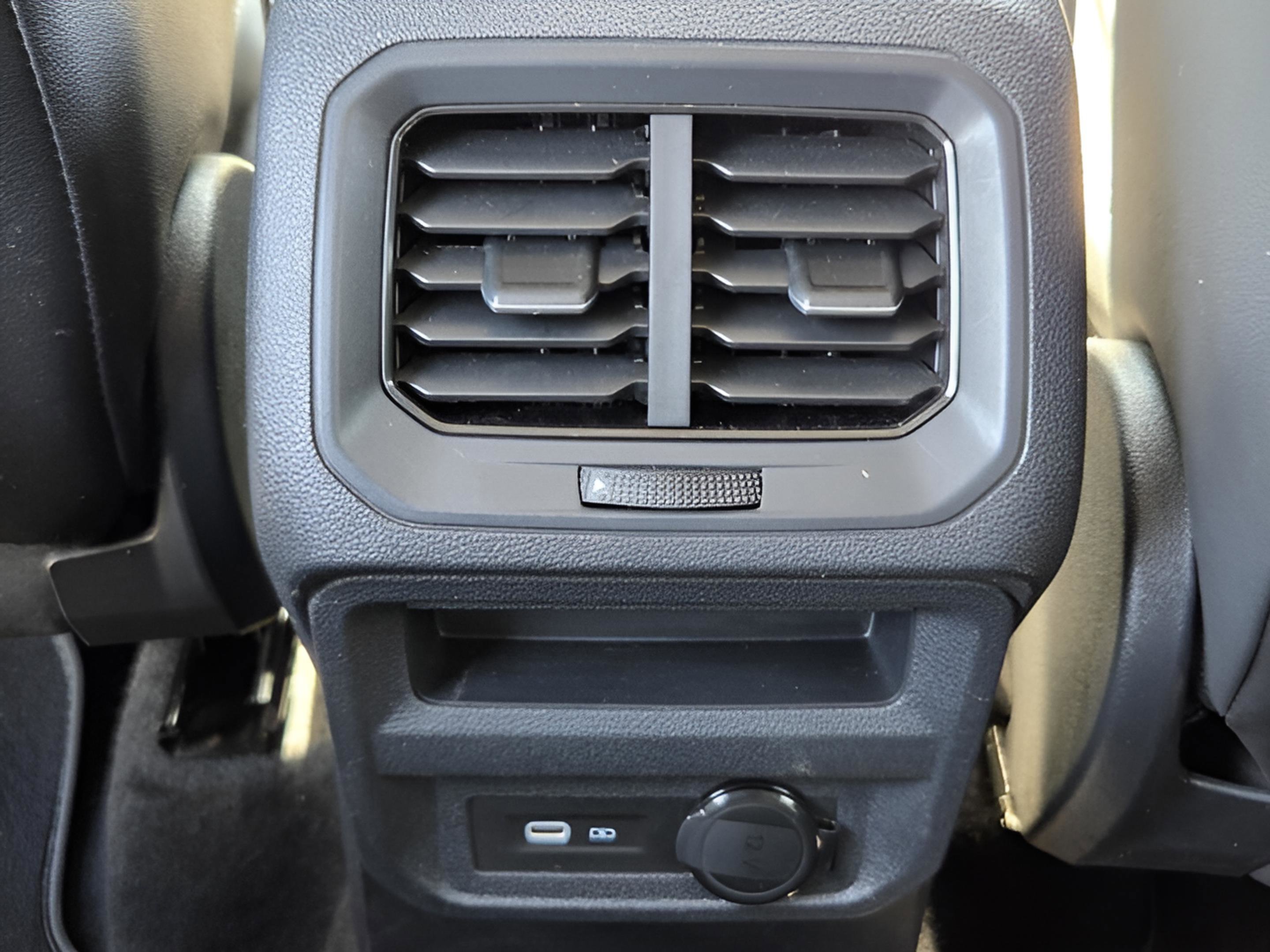 Used 2023 Volkswagen Tiguan SE image 34