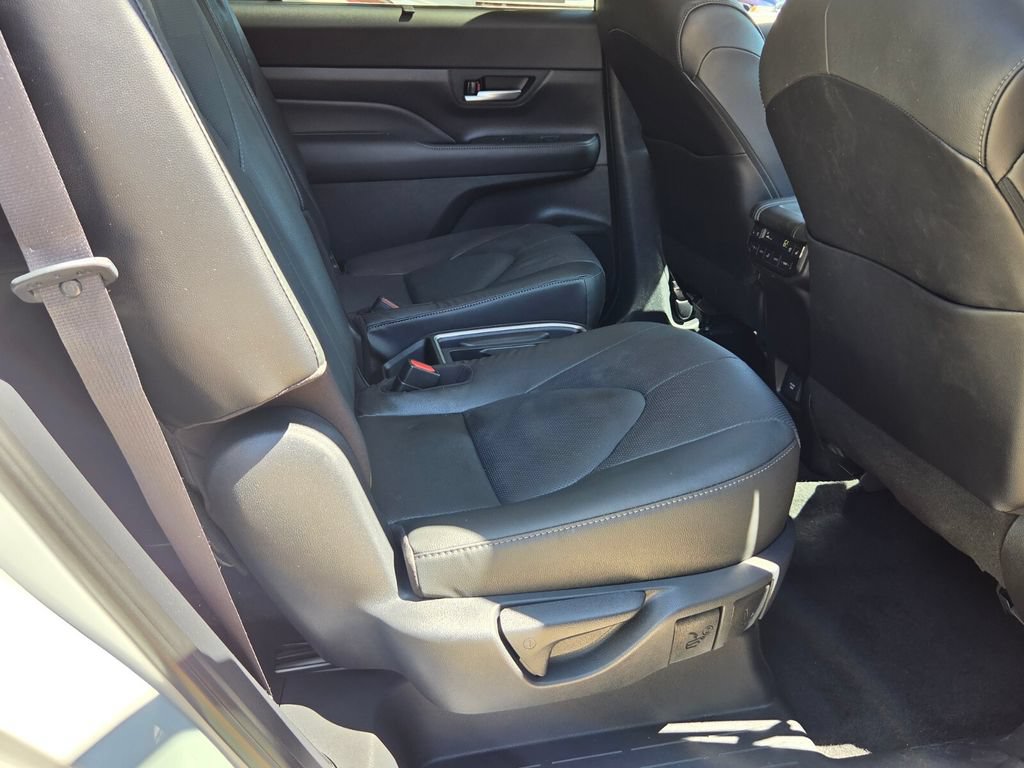 Used 2025 Toyota Grand Highlander AWD image 17