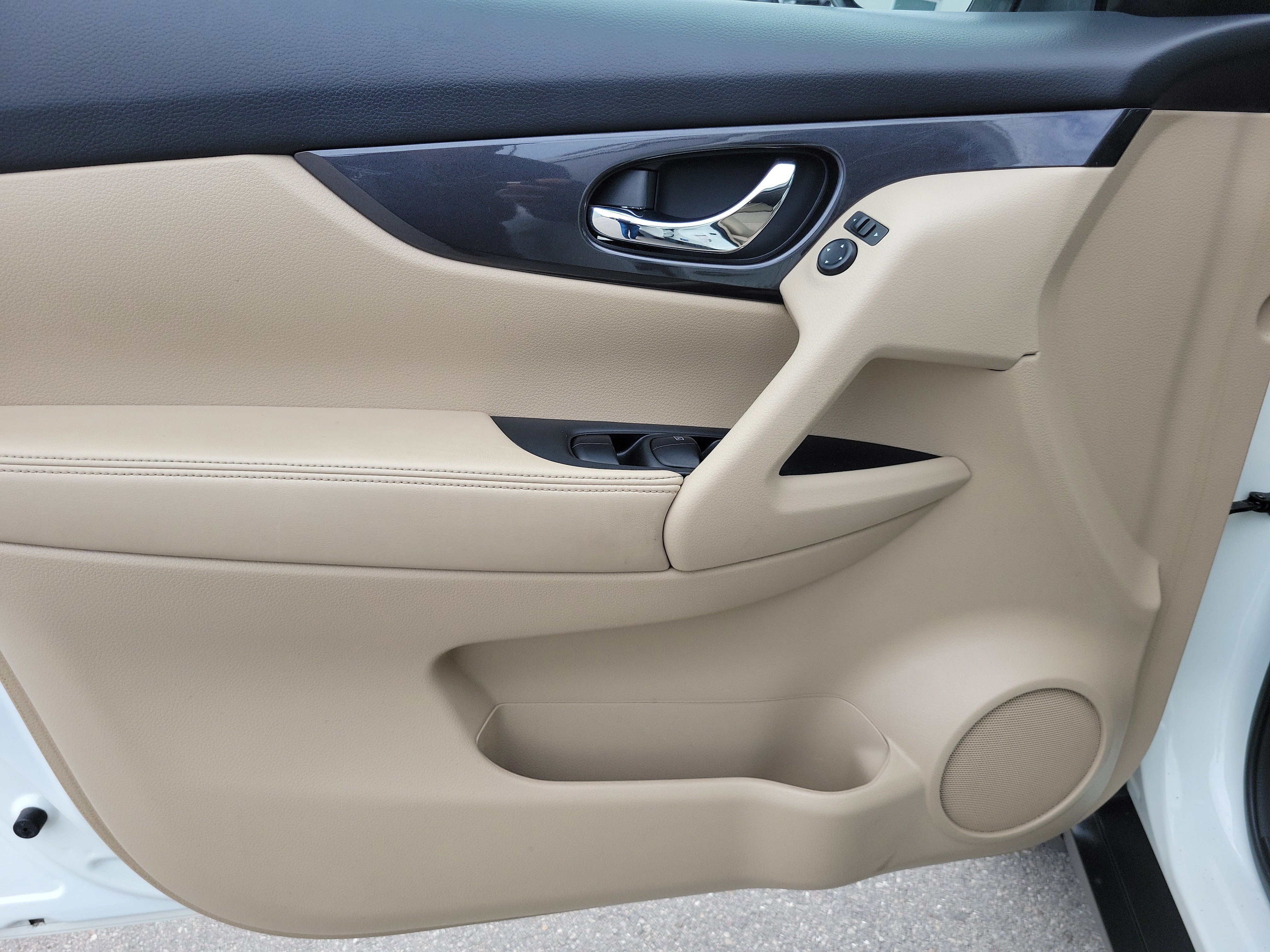 Used 2020 Nissan Rogue SV FWD image 23