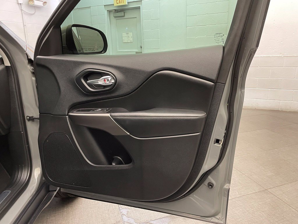 Used 2020 Jeep Cherokee Limited AWD/4WD image 28