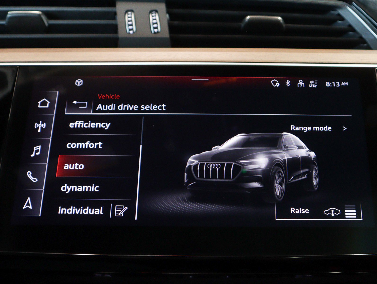 Used 2024 Audi Q8 e-tron Premium Plus image 25