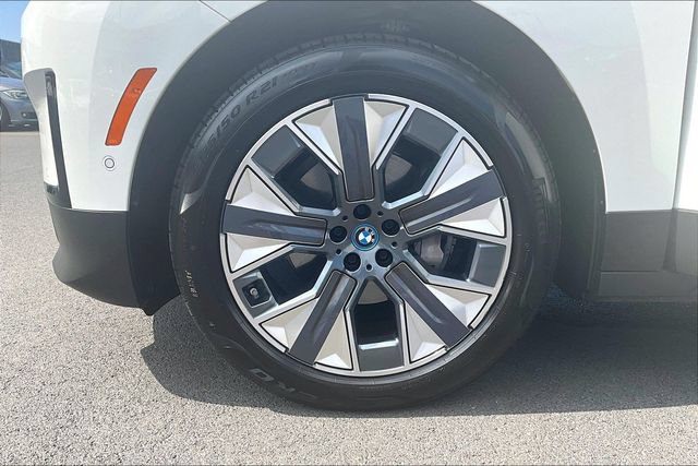 Used 2024 BMW iX xDrive50 w/ Premium Package AWD/4WD image 8