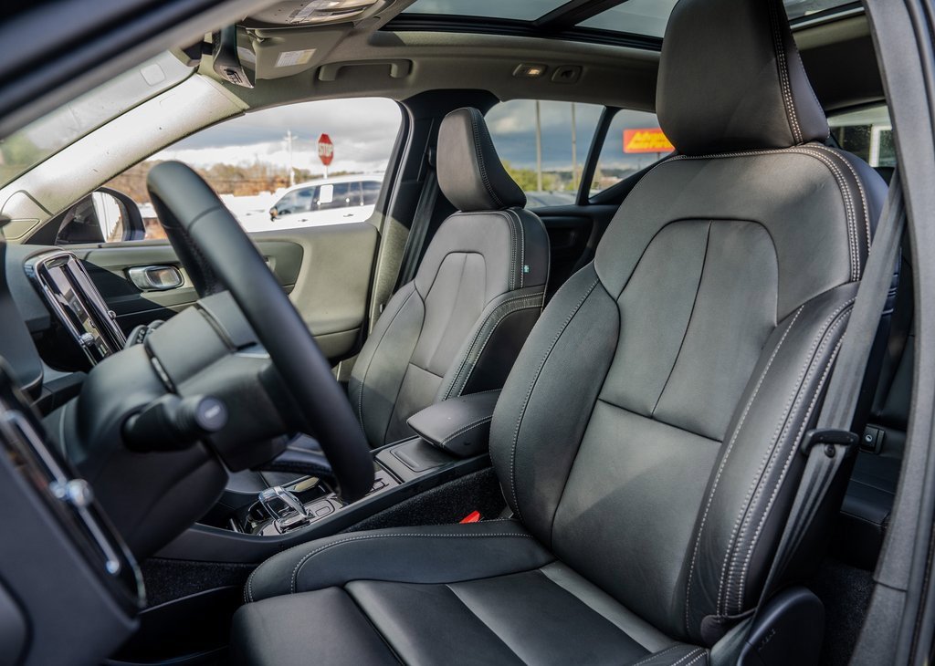 Used 2025 Volvo XC40 B5 Plus image 18