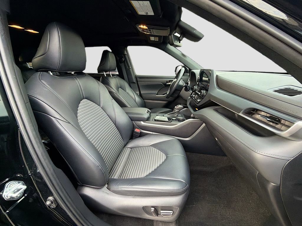 Used 2023 Toyota Highlander XSE image 17