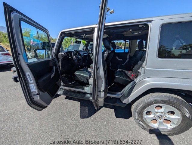 Used 2013 Jeep Wrangler Unlimited Sahara w/ Connectivity Group AWD/4WD image 10
