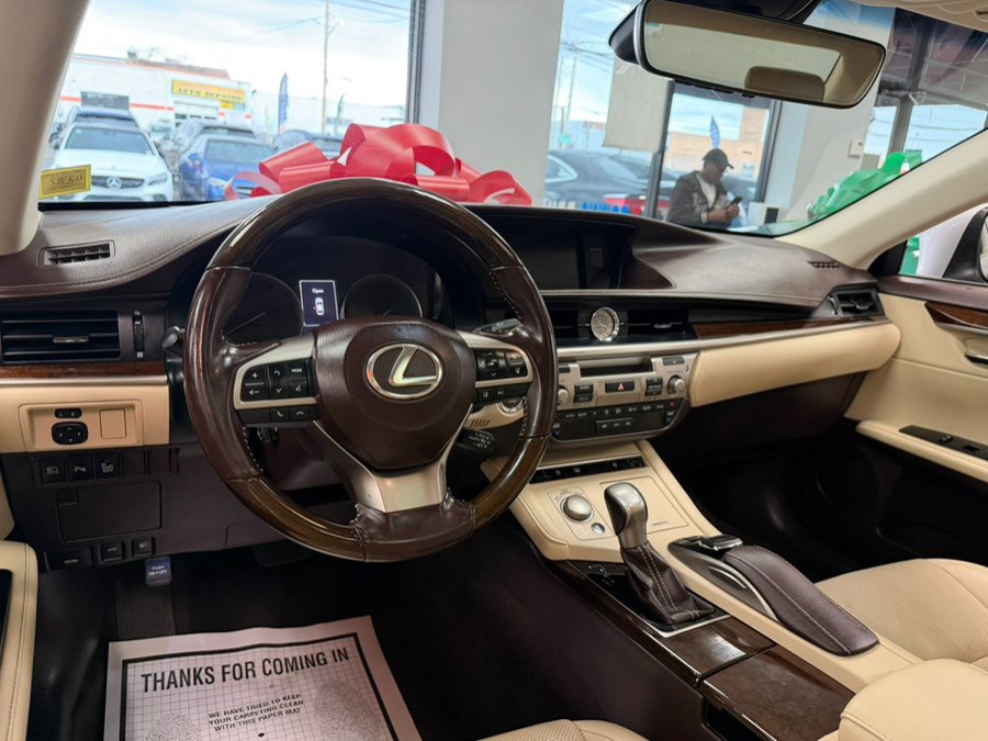 Used 2016 Lexus ES 350 w/ Luxury Package w/Wood Trim image 22