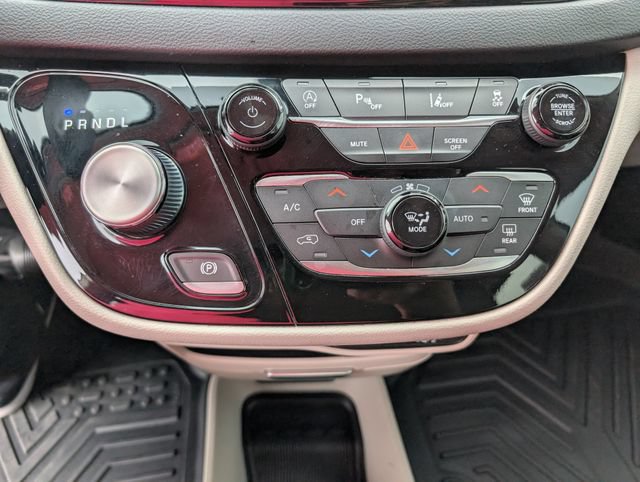 Used 2022 Chrysler Pacifica Touring-L FWD image 21