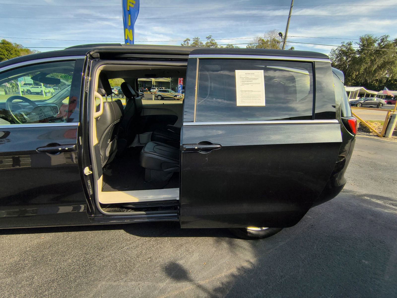 Used 2020 Chrysler Voyager Lxi image 17