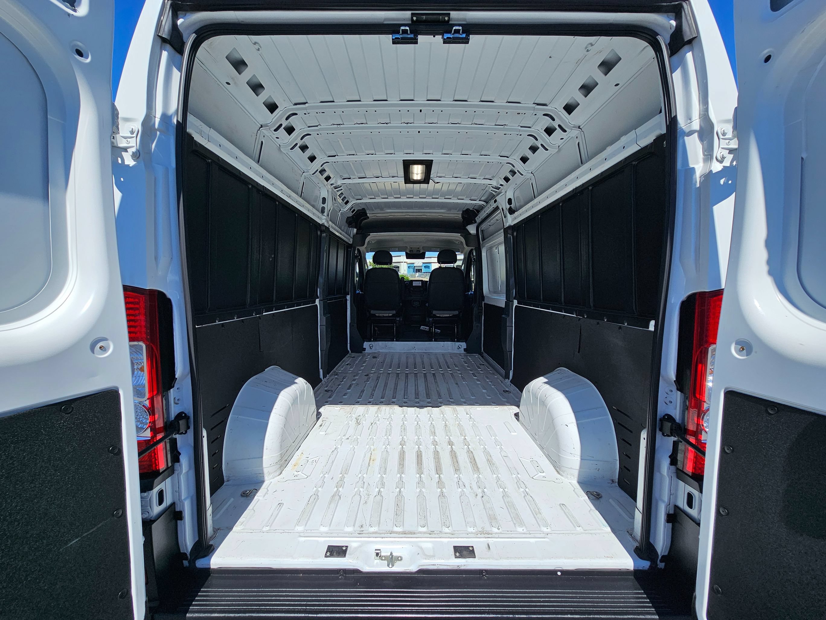 Used 2025 RAM ProMaster 2500 w/ Convenience Group FWD image 17