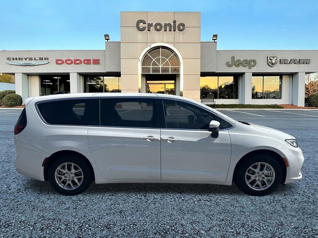 Used 2023 Chrysler Pacifica Touring-L FWD image 4