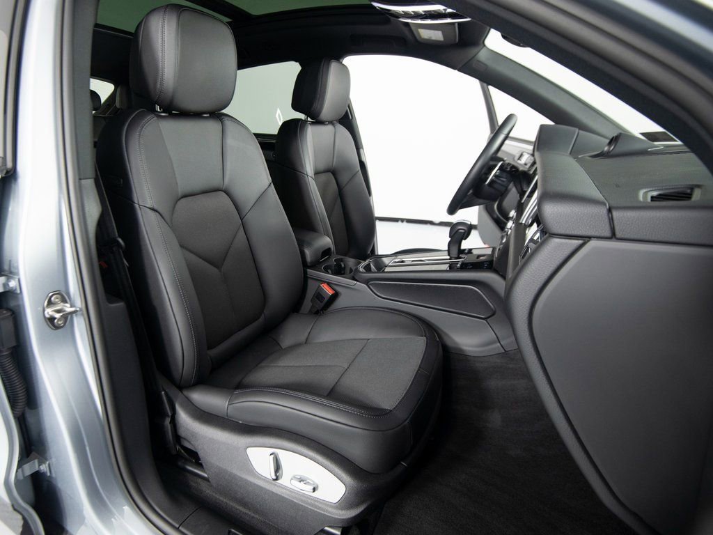 Certified 2025 Porsche Macan image 32