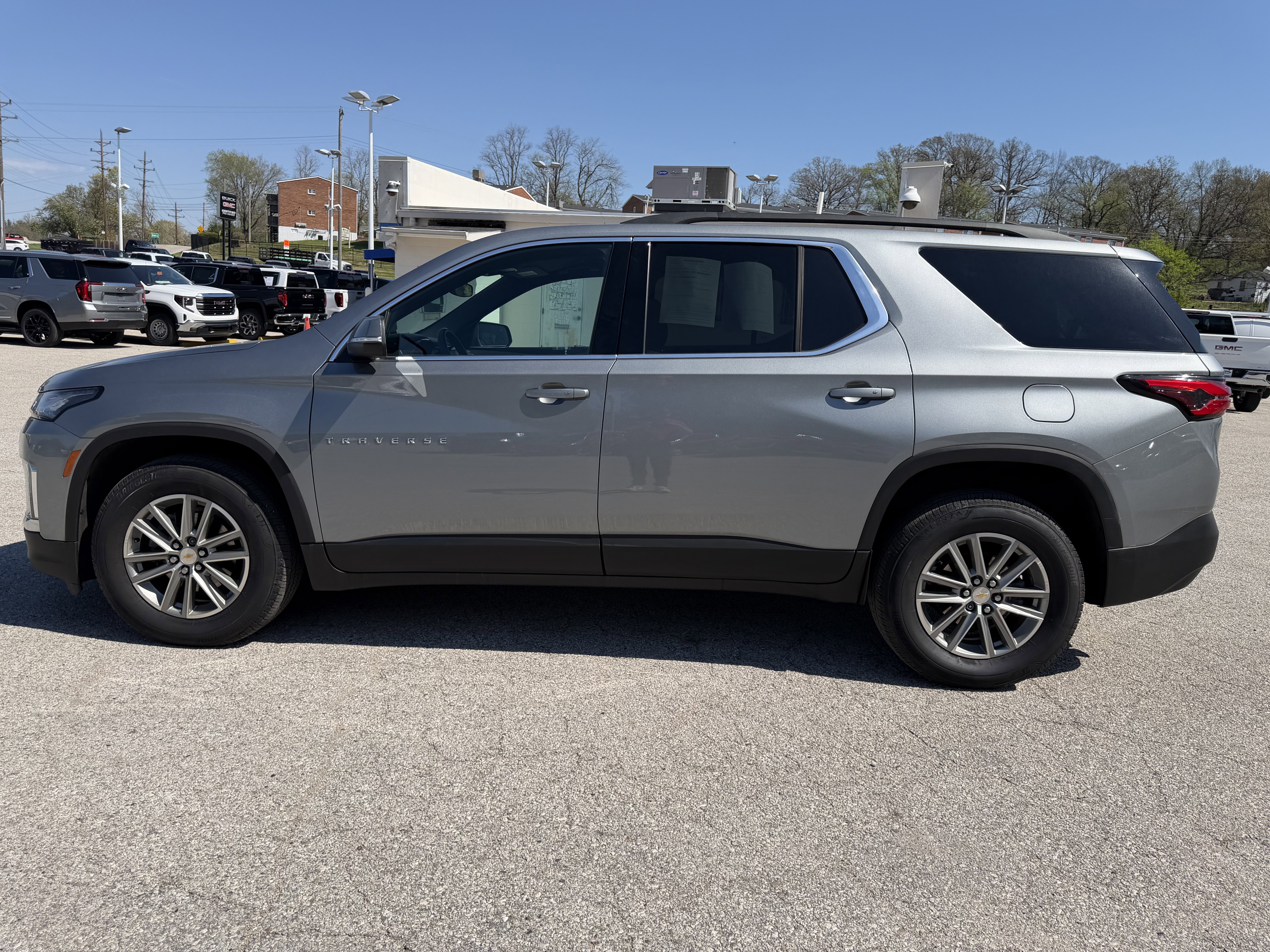 Used 2023 Chevrolet Traverse LT image 4