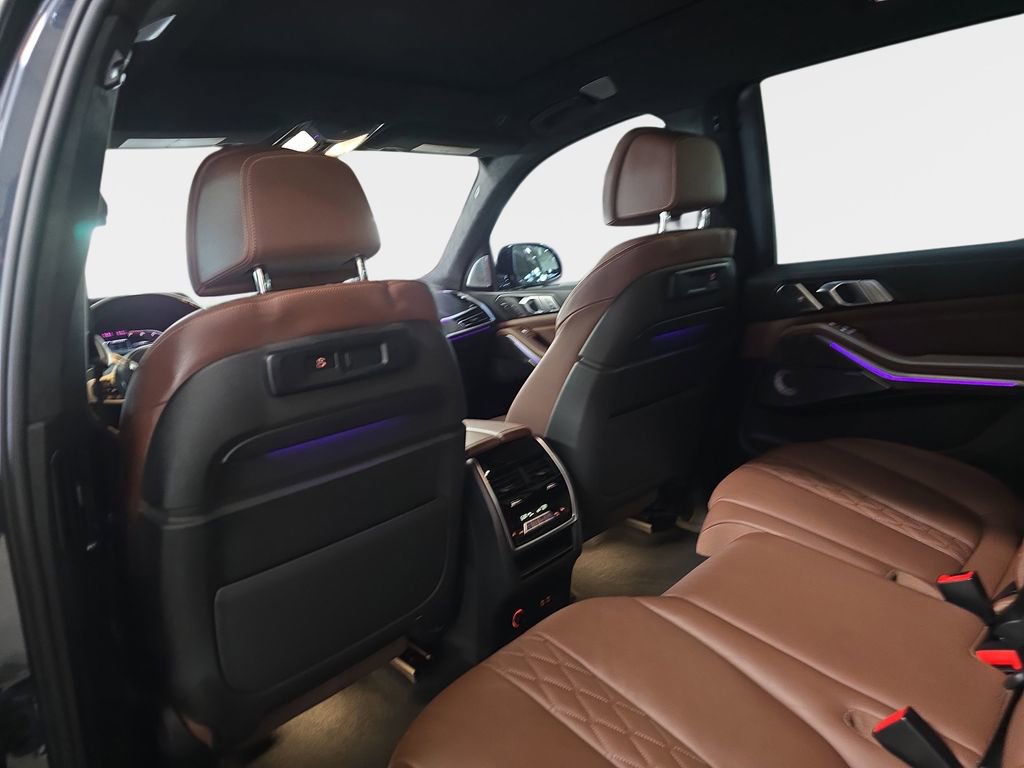 Used 2021 BMW X7 M50i w/ Dynamic Handling Package AWD/4WD image 16