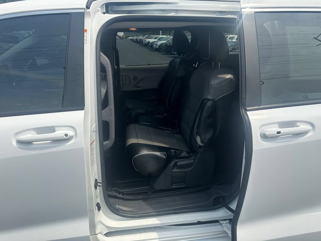 Used 2024 Toyota Sienna LE AWD/4WD image 14