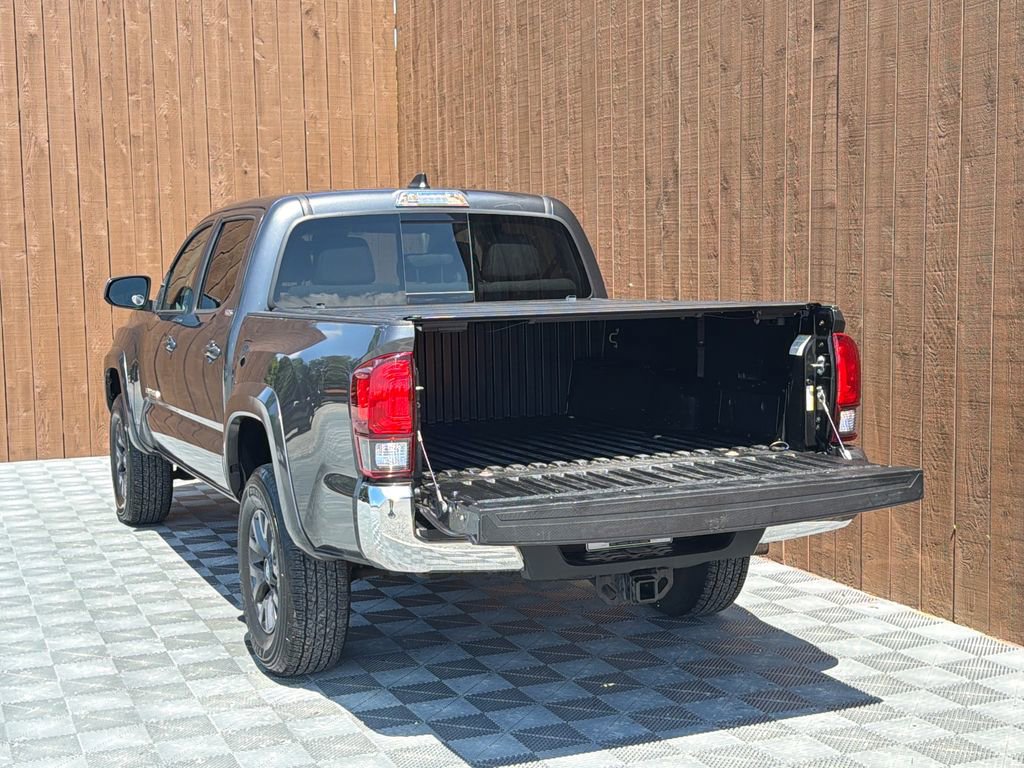 Used 2020 Toyota Tacoma SR5 AWD/4WD image 15