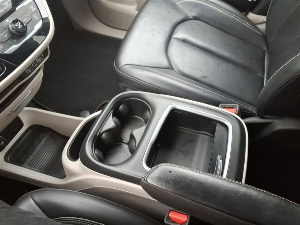 Used 2023 Chrysler Pacifica Touring-L image 27