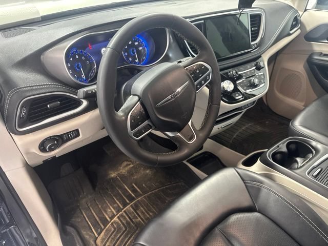 Used 2023 Chrysler Pacifica Touring-L FWD image 13