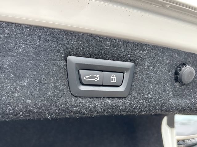 Used 2023 BMW 540i xDrive w/ M Sport Package image 37