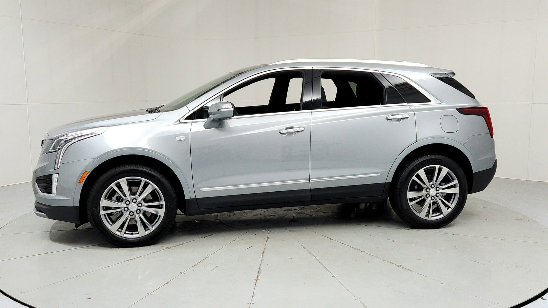 Used 2025 Cadillac XT5 Premium Luxury w/ LPO, Floor Liner Package FWD image 2