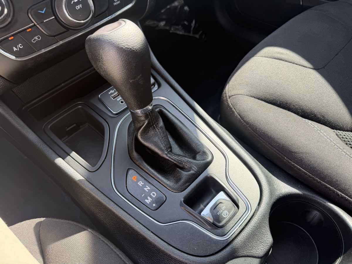 Used 2019 Jeep Cherokee Latitude w/ Popular Appearance Group FWD image 13