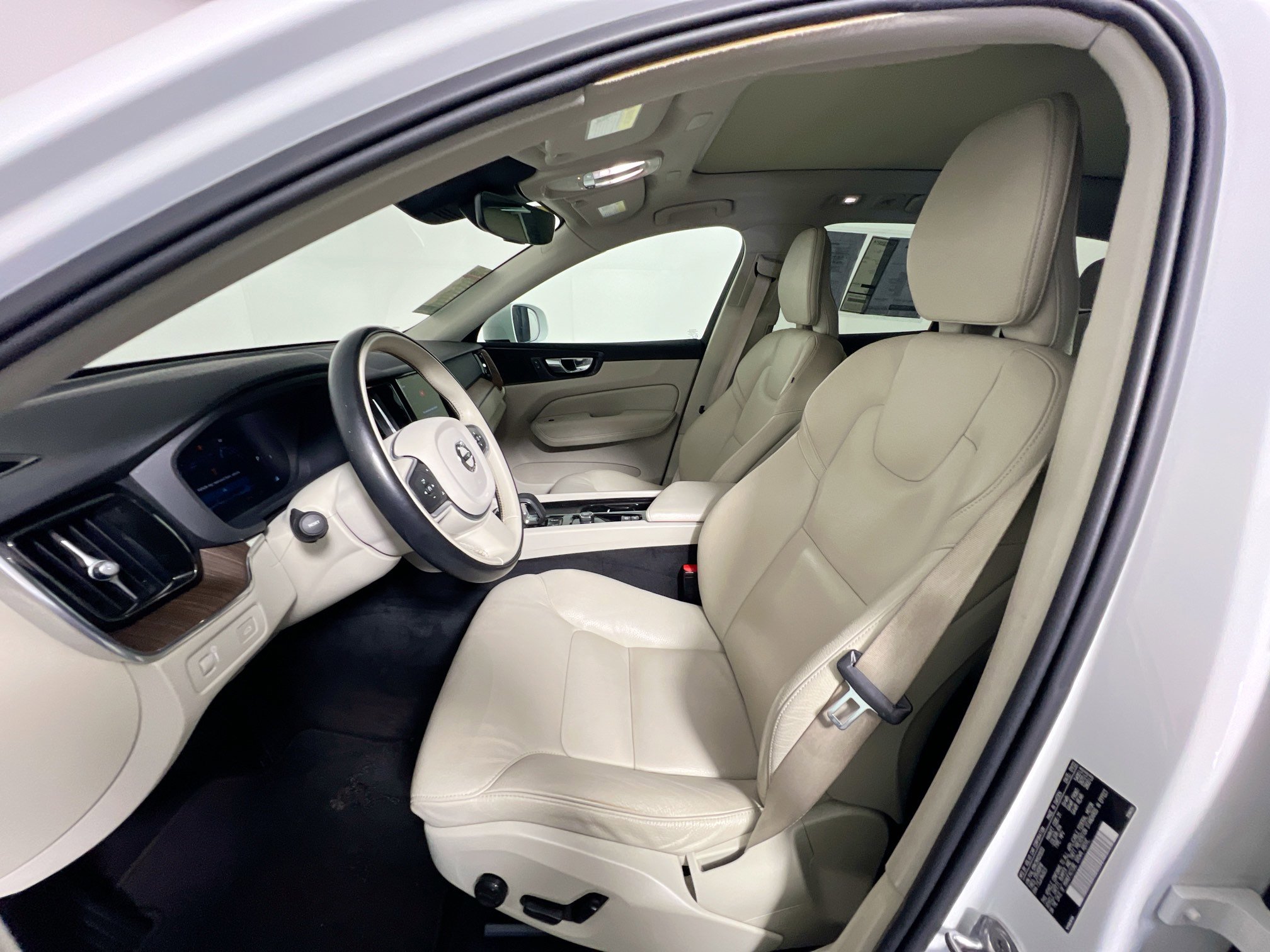 Used 2022 Volvo XC60 B5 Momentum image 14