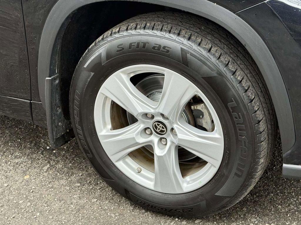 Used 2021 Toyota Highlander LE image 7