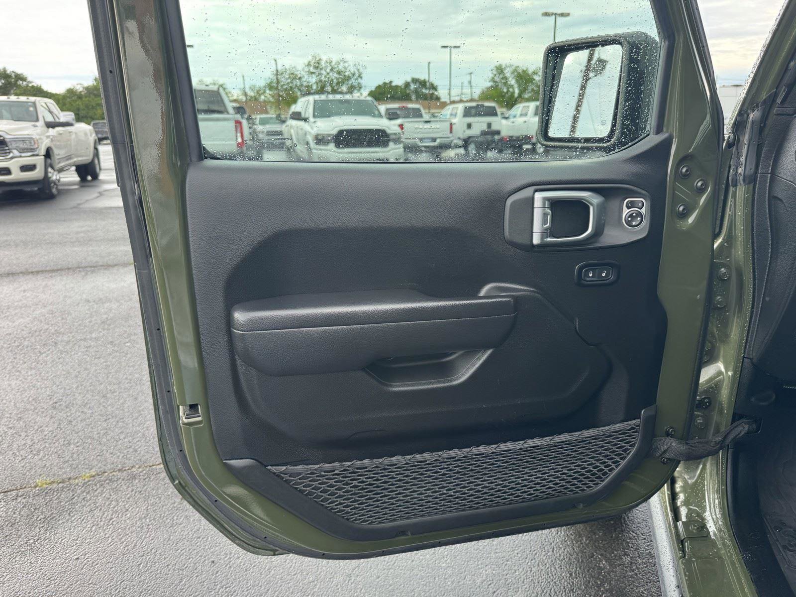 Used 2023 Jeep Gladiator Willys image 22